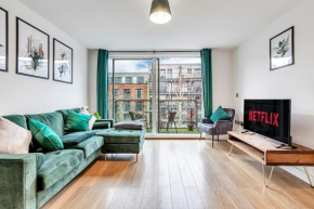 Stylish London Apt with Free Parking and Canal Views